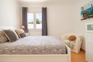 3 bedrooms, desk, iron/ironing board, free WiFi