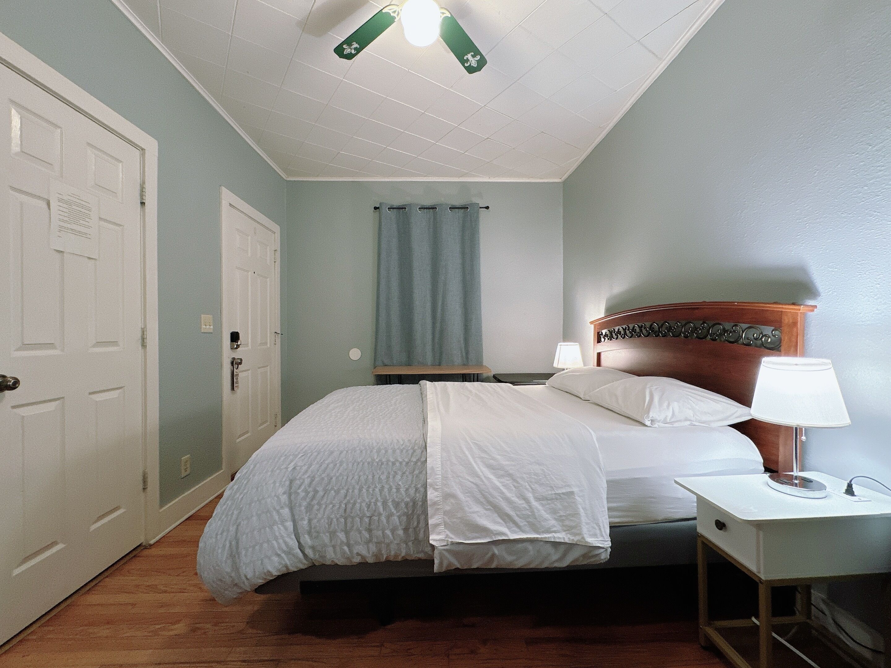 Bügeleisen/Bügelbrett, kostenloses WLAN, Bettwäsche