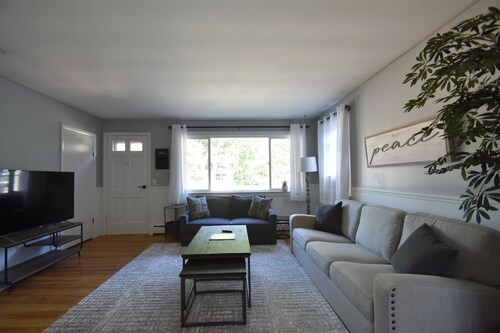 Mid-Coast 3BR Private Home with All Fenced in Backyard