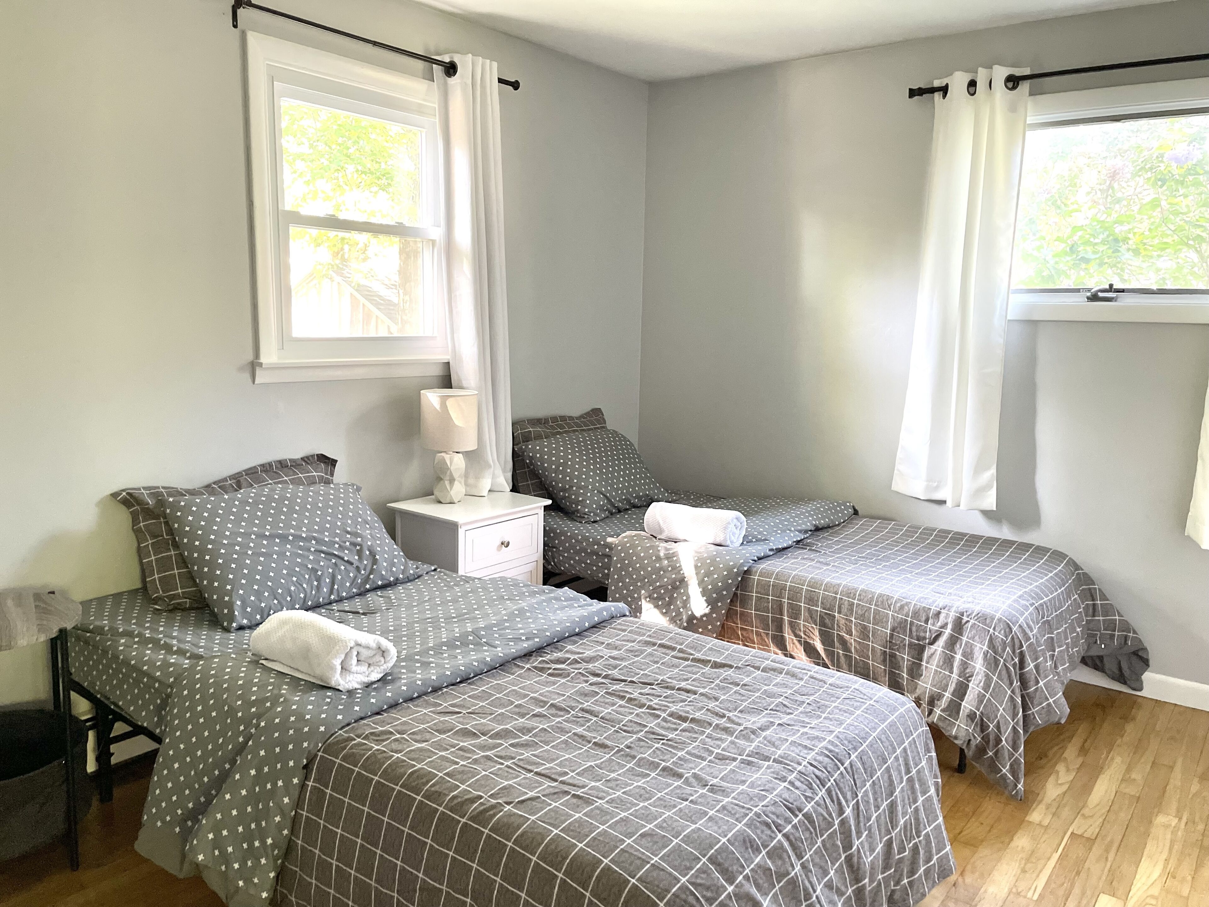 3 habitaciones, tabla de planchar con plancha, wifi y ropa de cama 