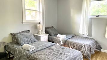 3 habitaciones, tabla de planchar con plancha, wifi y ropa de cama