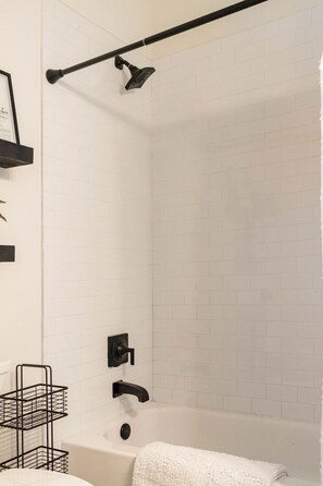 Ensemble douche/baignoire, sèche-cheveux, serviettes fournies, savon