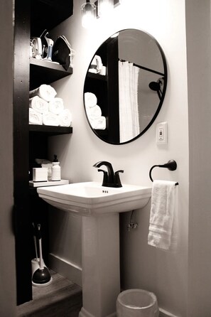 Ensemble douche/baignoire, sèche-cheveux, serviettes fournies, savon