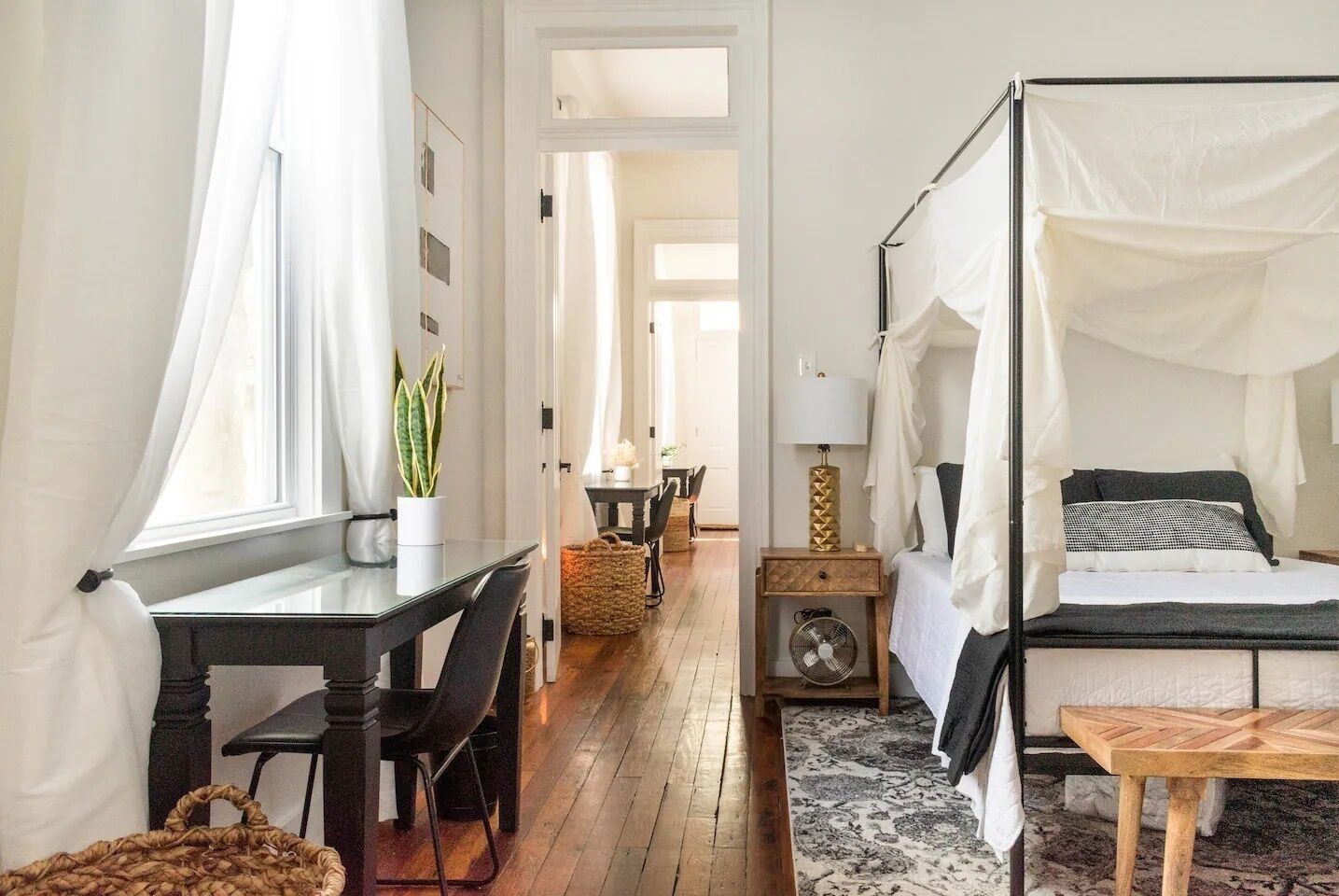 3 habitaciones, escritorio y tabla de planchar con plancha 