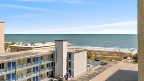 Ein Hotel mit Blick auf Strand und Meer.