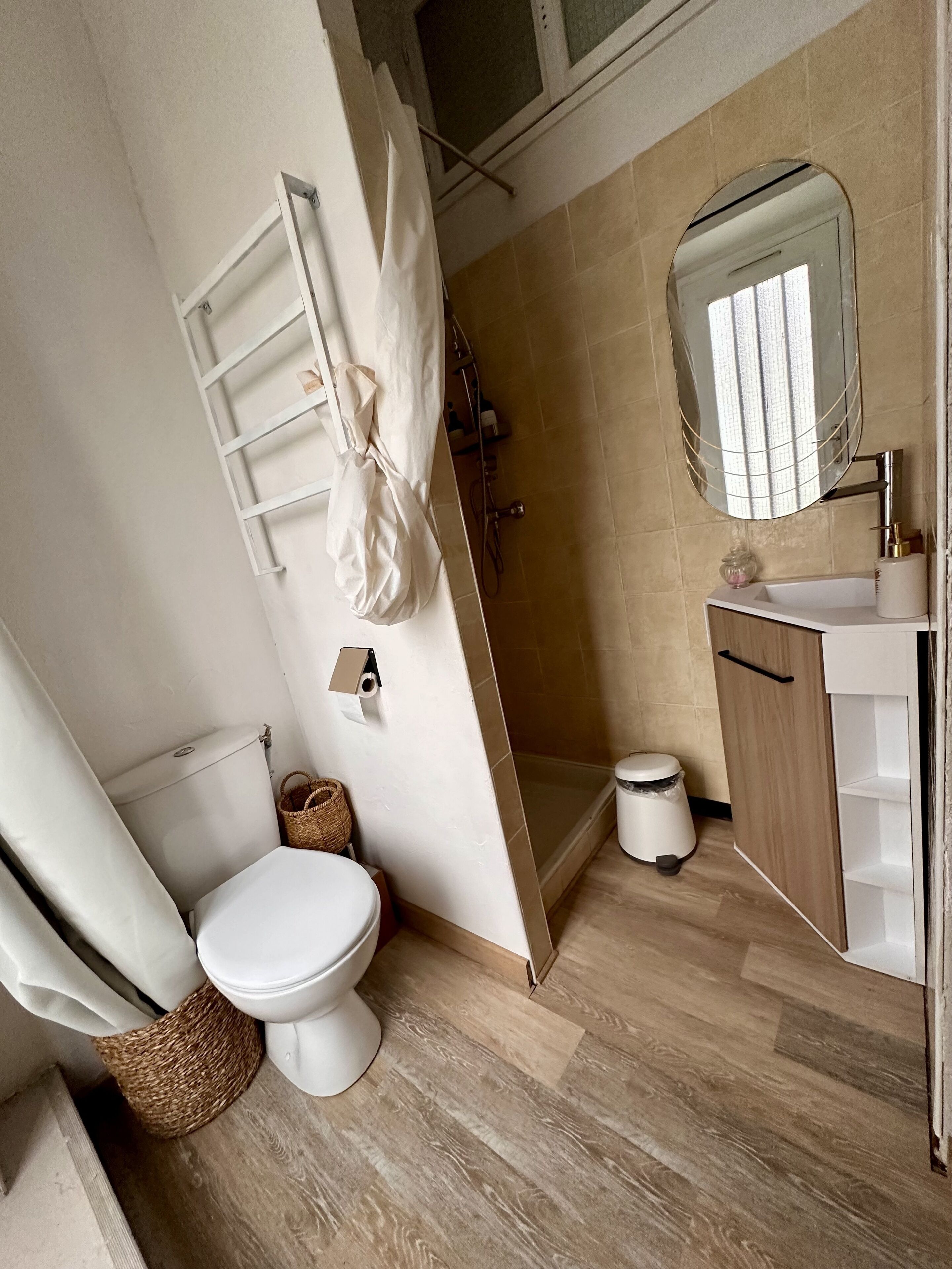 Un bagno con un water, una doccia e un lavandino.
