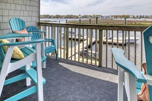 Property grounds - 2 BR/2.5 BA beautiful, spacious waterfront Carolina Beach condo (Carolina Beach)