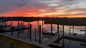 A marina with docked boats and a sunset over a calm body of water. - 2 BR/2.5 BA beautiful, spacious waterfront Carolina Beach condo (Carolina Beach)