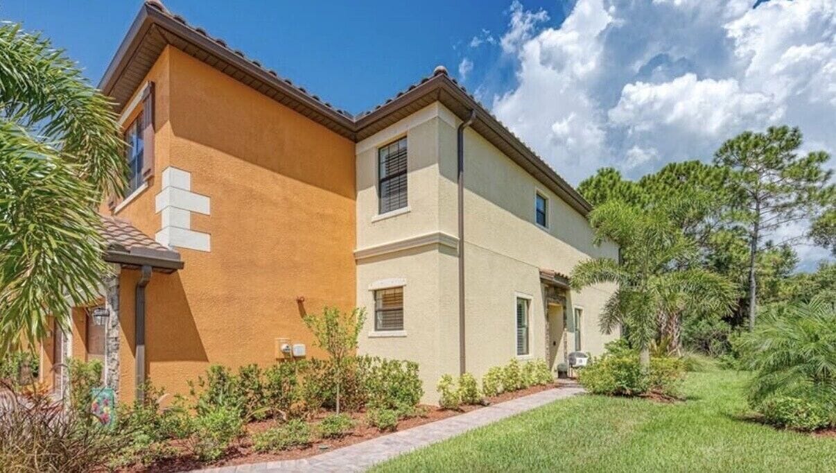 Large Venice townhome plenty of space community pool,  15 minutes from 3 beaches