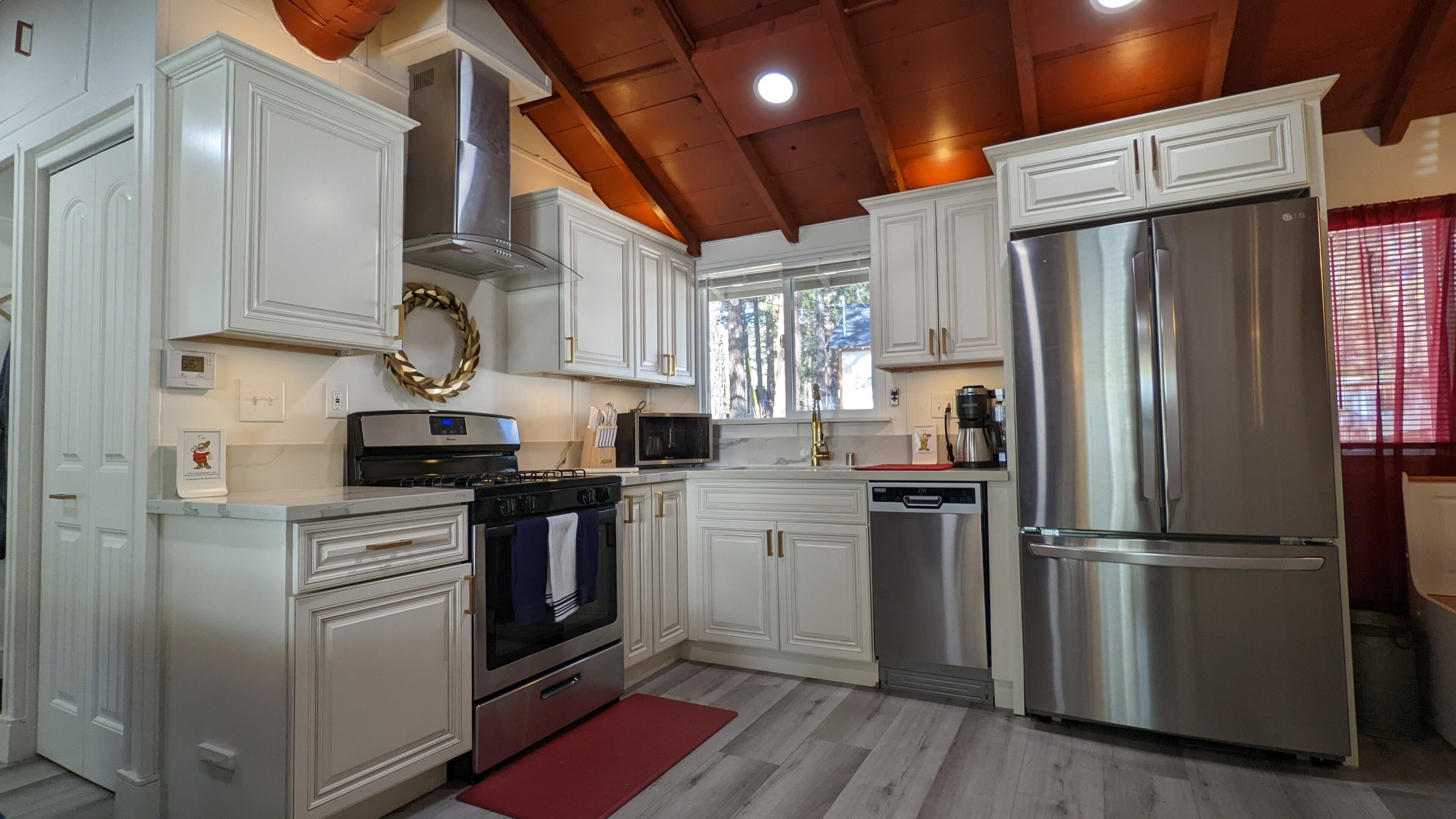 Snow White Retreat - Central Air and cool décor at this Big Bear Lake location!