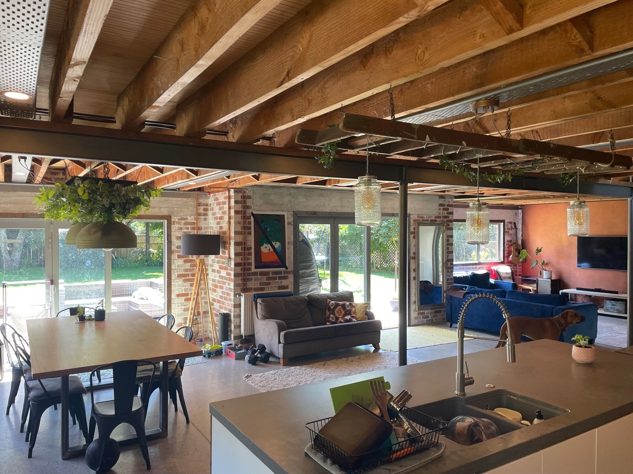 スマートテレビ、テーブルサッカー台、書庫、プリンター