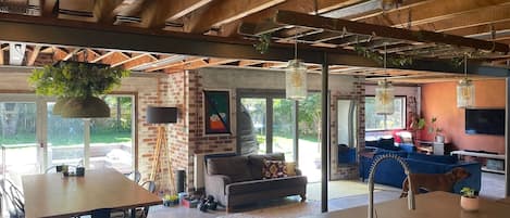 智能電視、足球機、書籍、打印機