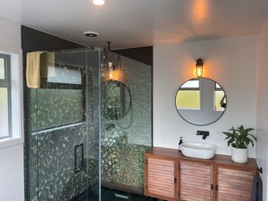 Badewanne, Haartrockner, Handtücher, Seife