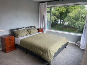 4 bedrooms, desk, iron/ironing board, travel crib