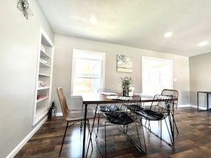 Dining - Comfy 3Bd House with Arcade, Ping Pong, Fire Pit, Walk to Purdue, Golf, Sports! (West Lafayette)