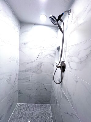 Combined shower/tub, hair dryer, towels, soap - Comfy 3Bd House with Arcade, Ping Pong, Fire Pit, Walk to Purdue, Golf, Sports! (West Lafayette)