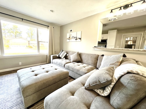 Comfy 3Bd House with Arcade, Ping Pong, Fire Pit, Walk to Purdue, Golf, Sports!