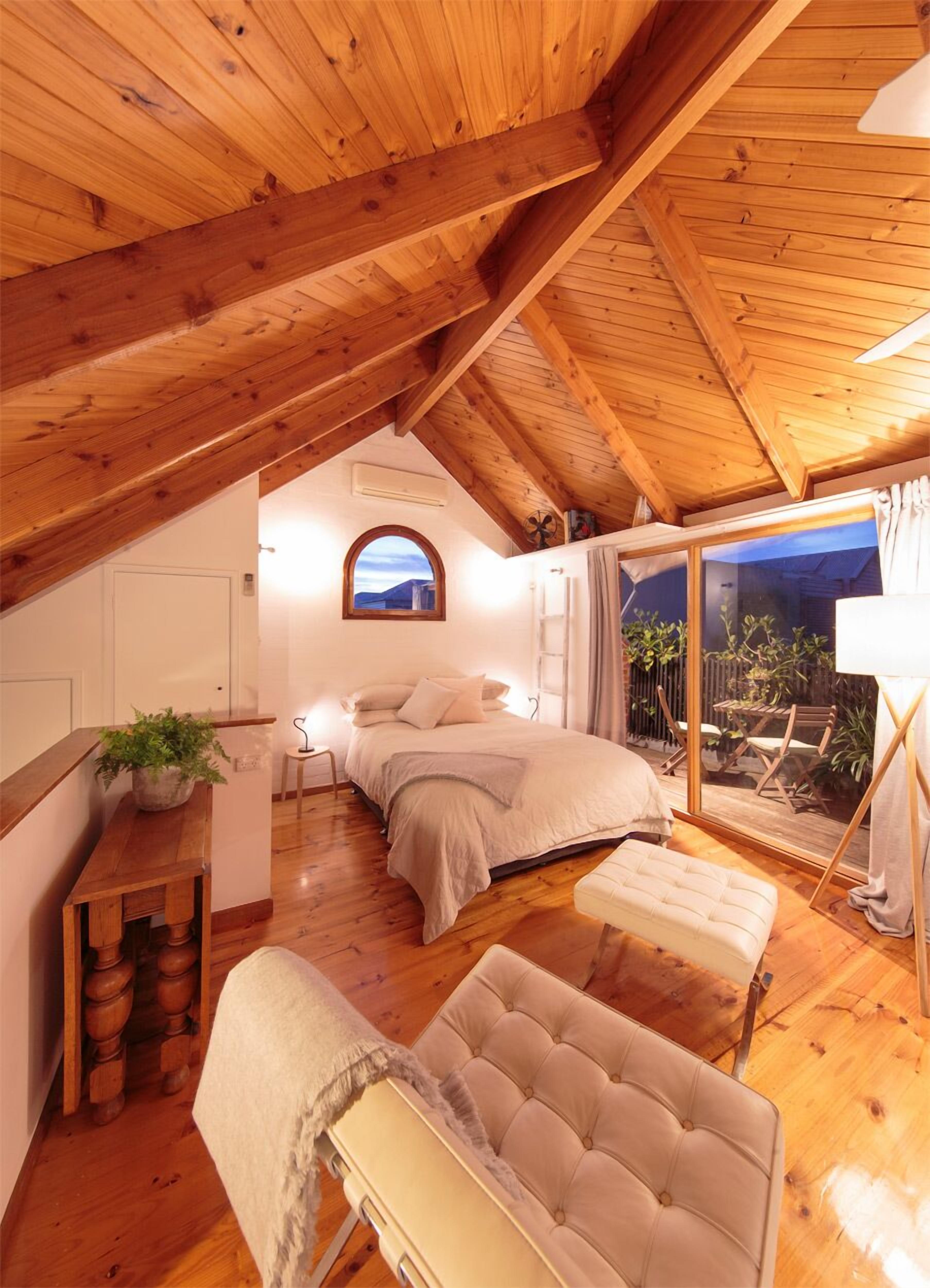 Light-Filled Photography Studio in Garden Setting