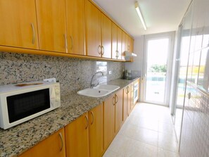 Een koelkast, een magnetron, een oven, een broodrooster