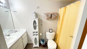 Suihkun ja ammeen yhdistelmä, pyyhkeet, saippua, vessapaperi