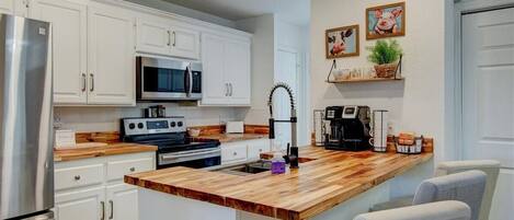 冷蔵庫、電子レンジ、オーブン、コンロ