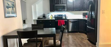 冰箱、微波炉、烤箱、炉灶