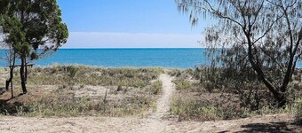 Lemac - Direct Access to Toogoom Beach-Sleeps 8-2 Smart TV's-Wifi-Pets