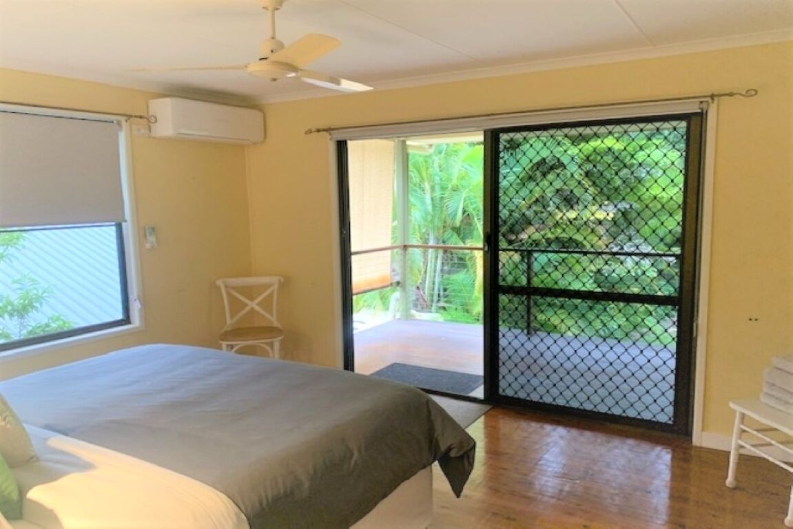 4 habitaciones, escritorio y tabla de planchar con plancha 