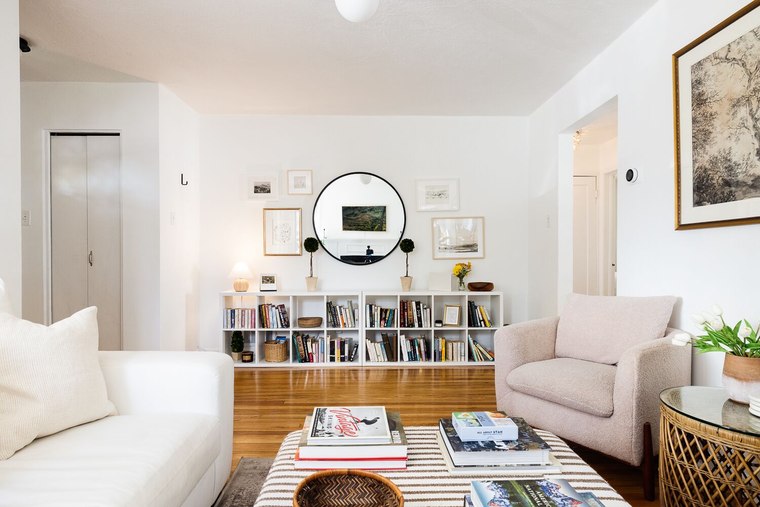 Een smart-tv, boeken en een stereo