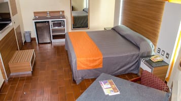 Comfort Room | Desk, laptop workspace, free WiFi, bed sheets