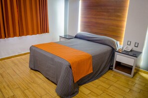 Economy-Einzelzimmer | Schreibtisch, laptopgeeigneter Arbeitsplatz, kostenloses WLAN