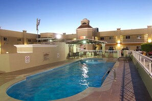Outdoor pool, open 8:00 AM to 10:00 PM, pool umbrellas, pool loungers - Hotel Premier (Hermosillo)