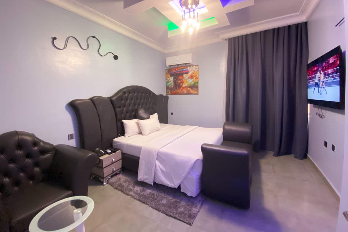 Royal Room | Free minibar, desk, laptop workspace, free WiFi
