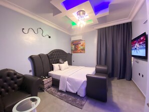 皇家客房 | 免費迷你吧、書桌、筆電工作空間、免費無線上網