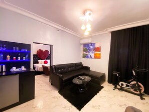 Habitació executiva | Sala d'estar | Televisor intel·ligent de 50 polzades amb canals per satèl·lit 