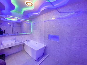 Royal Room | Bathroom | Free toiletries, towels, soap, shampoo - Topview Hotel Abuja (Abuja)