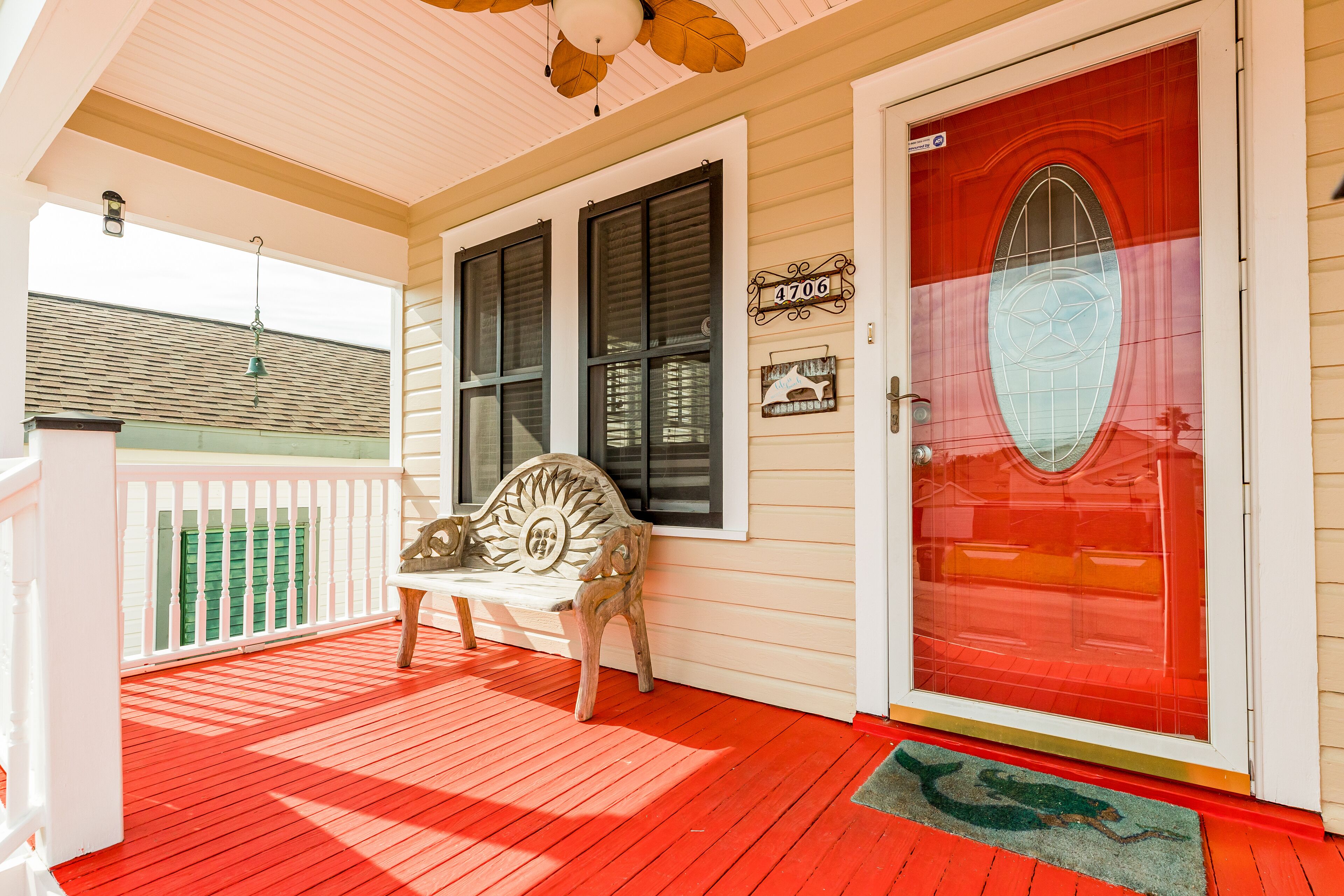 Top-floor, dog and snowbird-friendly home a short walk to beach with central AC