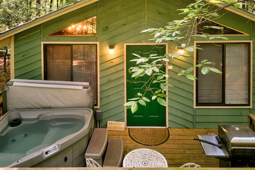 Private & secluded cabin with a hot tub, WiFi, firepit, & full kitchen