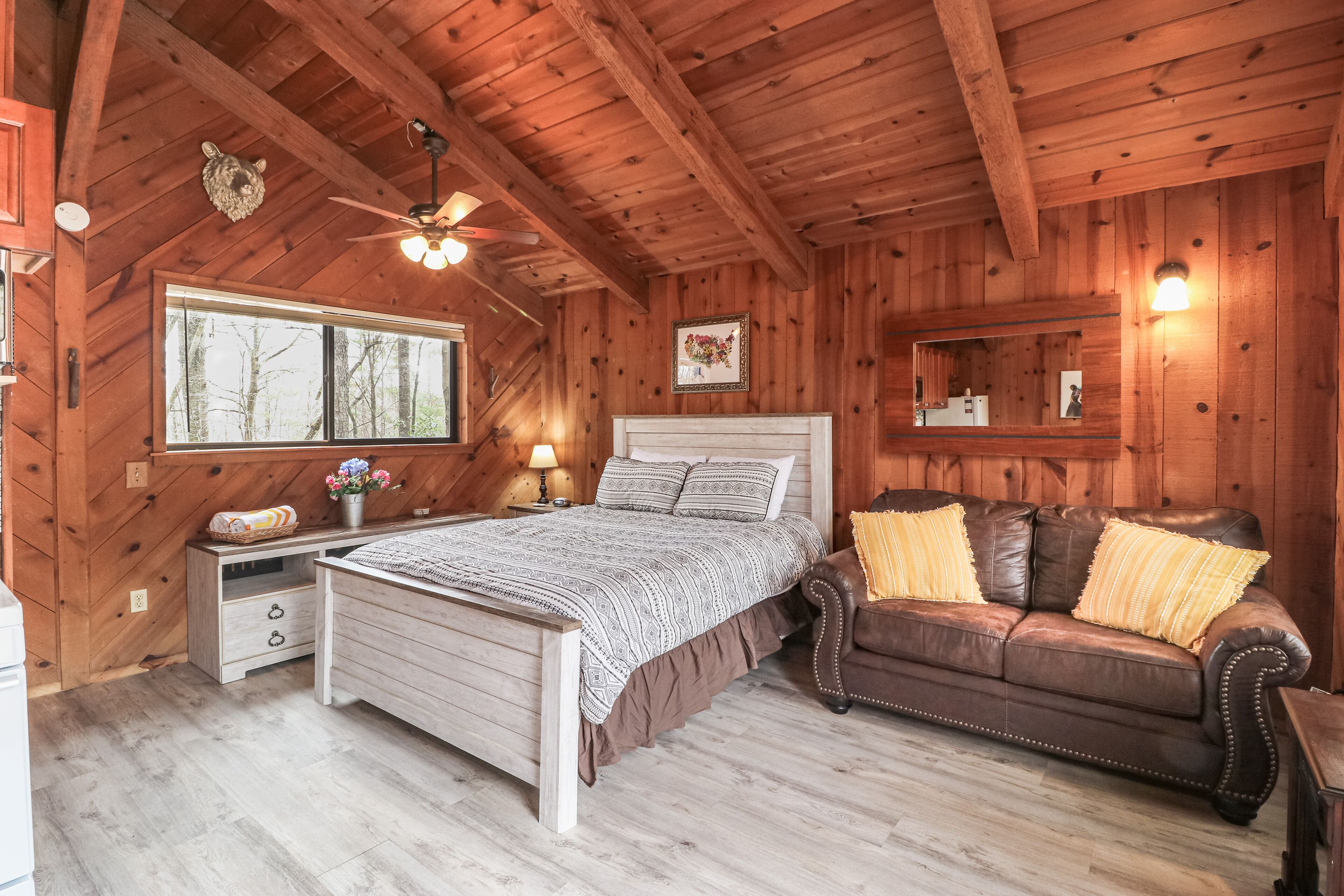 Private & secluded cabin with a hot tub, WiFi, firepit, & full kitchen