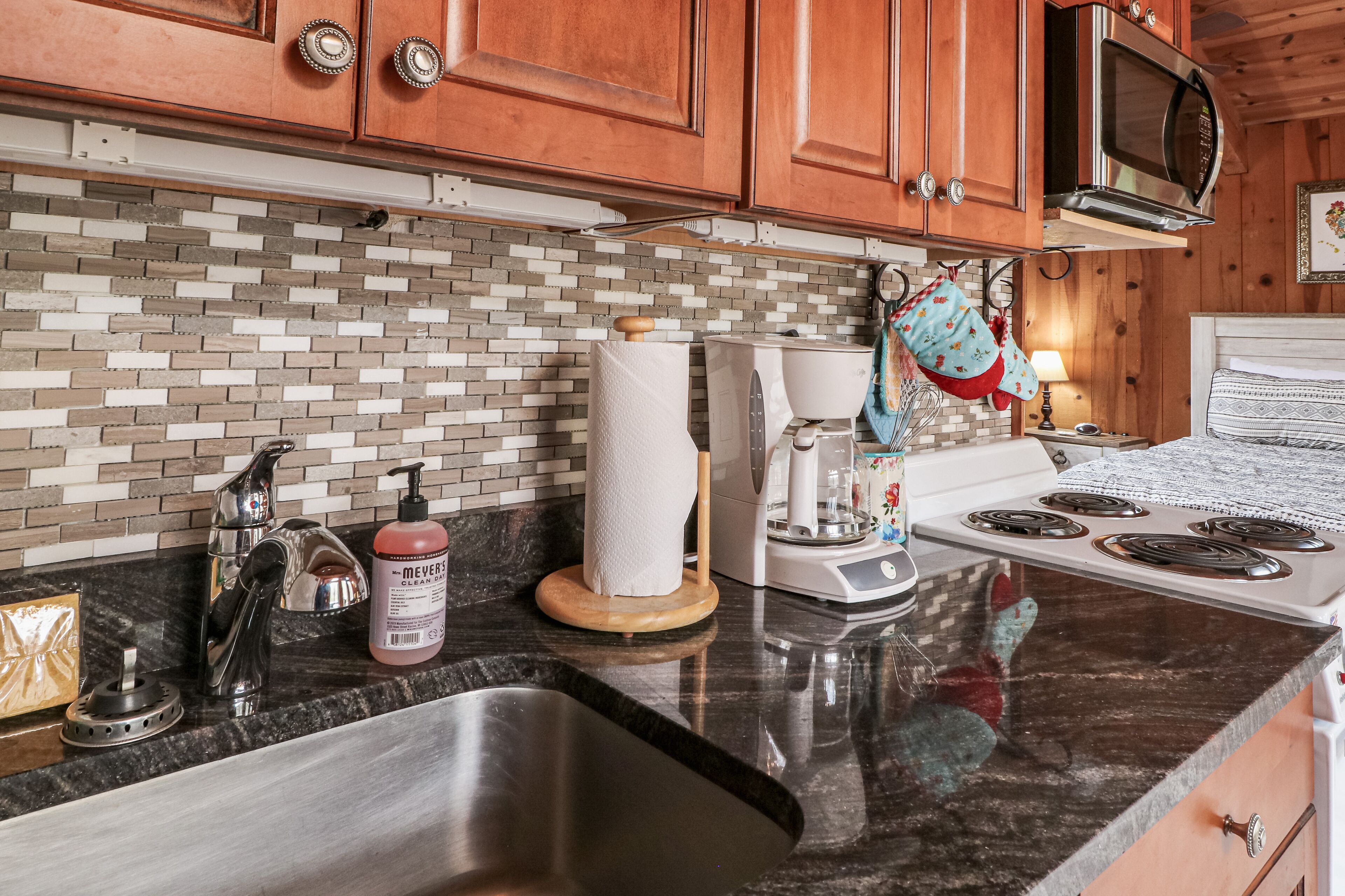 冷蔵庫、電子レンジ、オーブン、コンロ