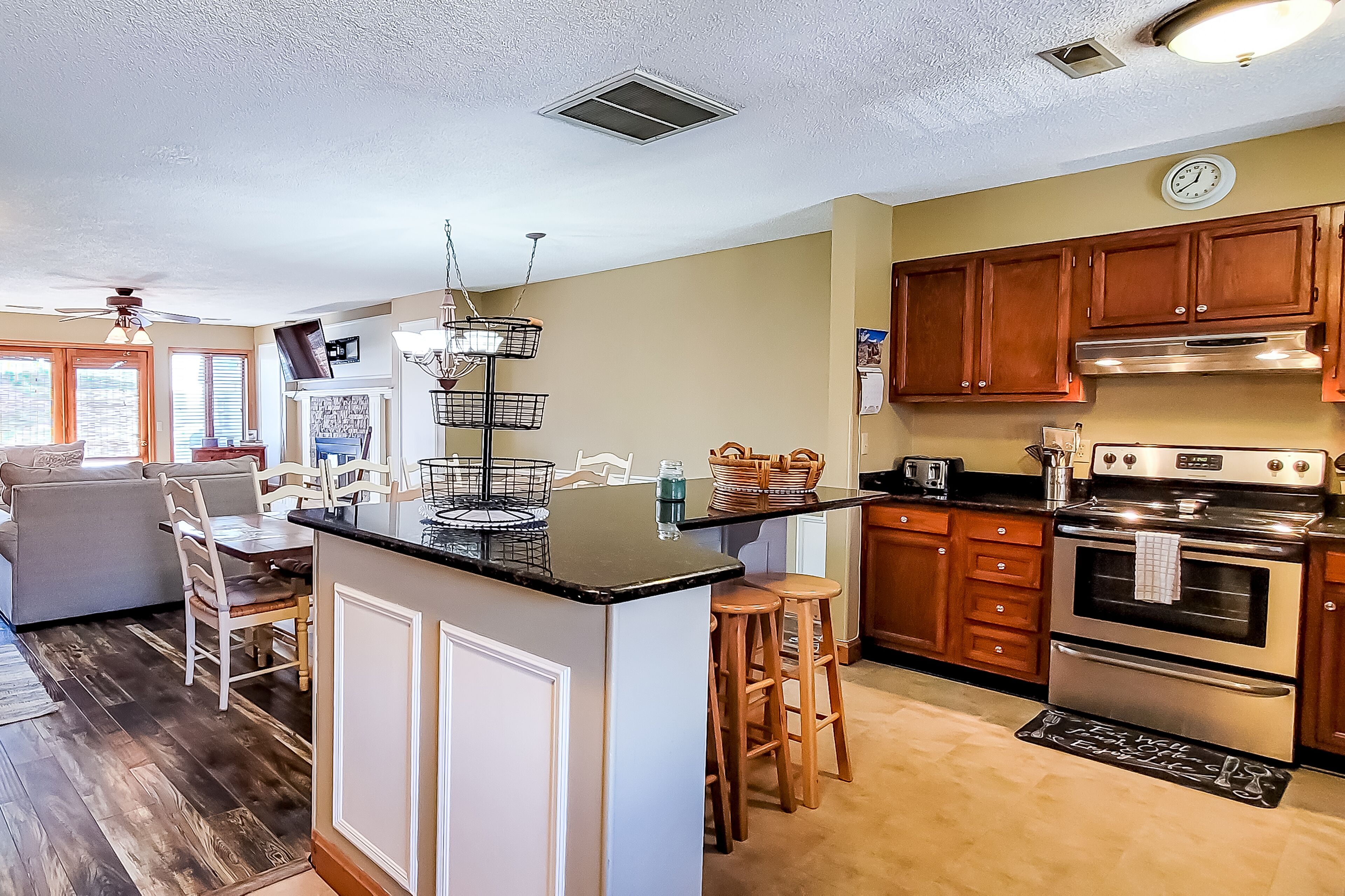 Lovely lakeside home w/wood-burning fireplace, central AC, & shared tennis court