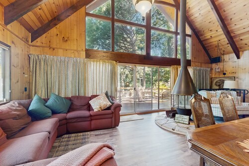 Rustic, wooded escape near the village w/ a lovely deck