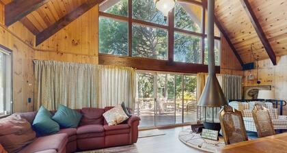 Rustic, wooded escape near the village w/ a lovely deck