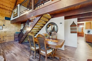 Dining - Rustic, wooded escape near the village w/ a lovely deck (Lake Arrowhead)
