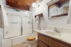 Towels - Rustic, wooded escape near the village w/ a lovely deck (Lake Arrowhead)