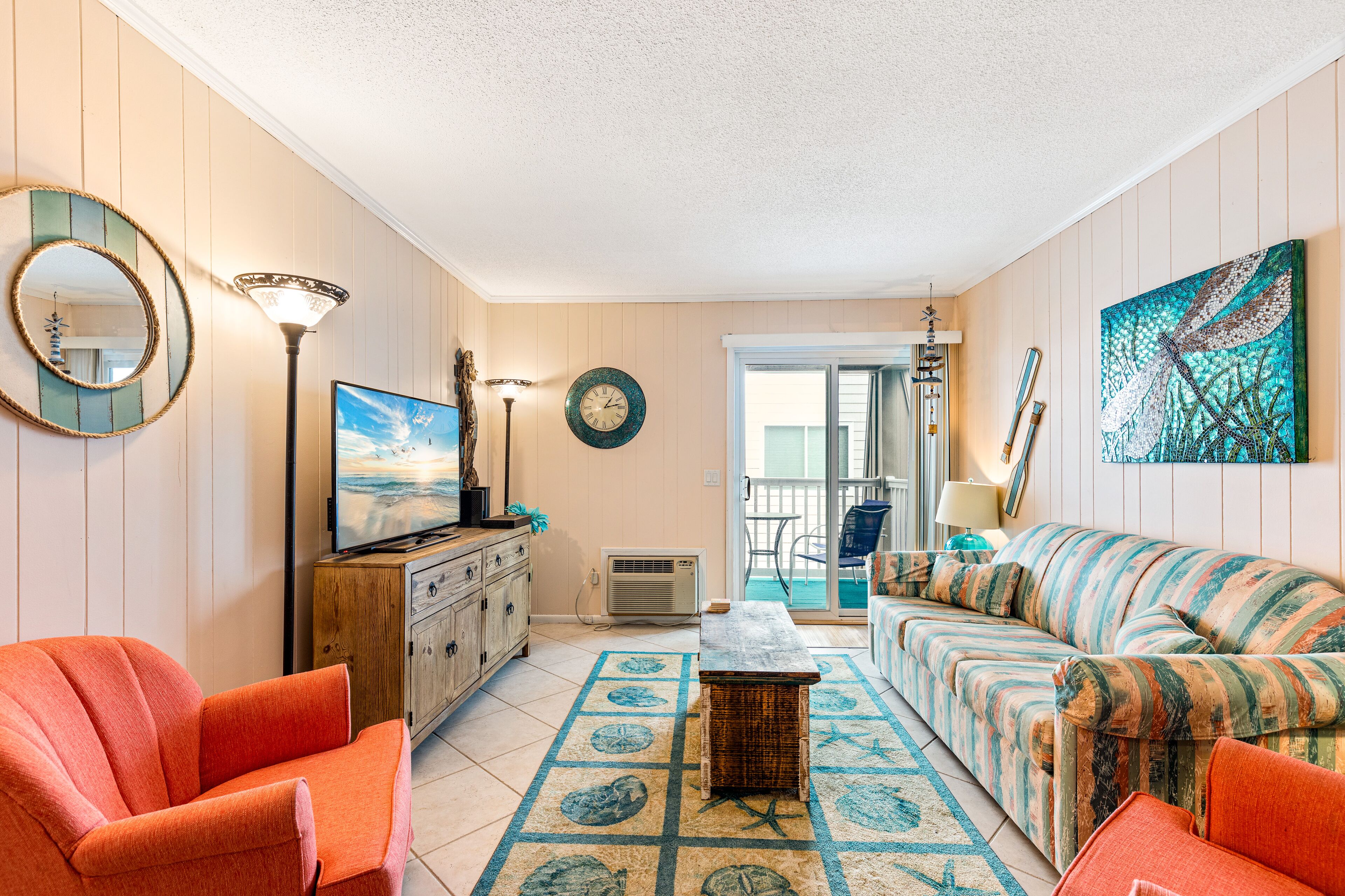 Sunlit, 3rd-floor home with pool access, private balcony & fast WiFi