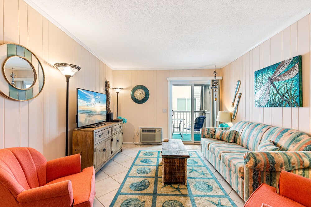 Sunlit, 3rd-floor home with pool access, private balcony & fast WiFi