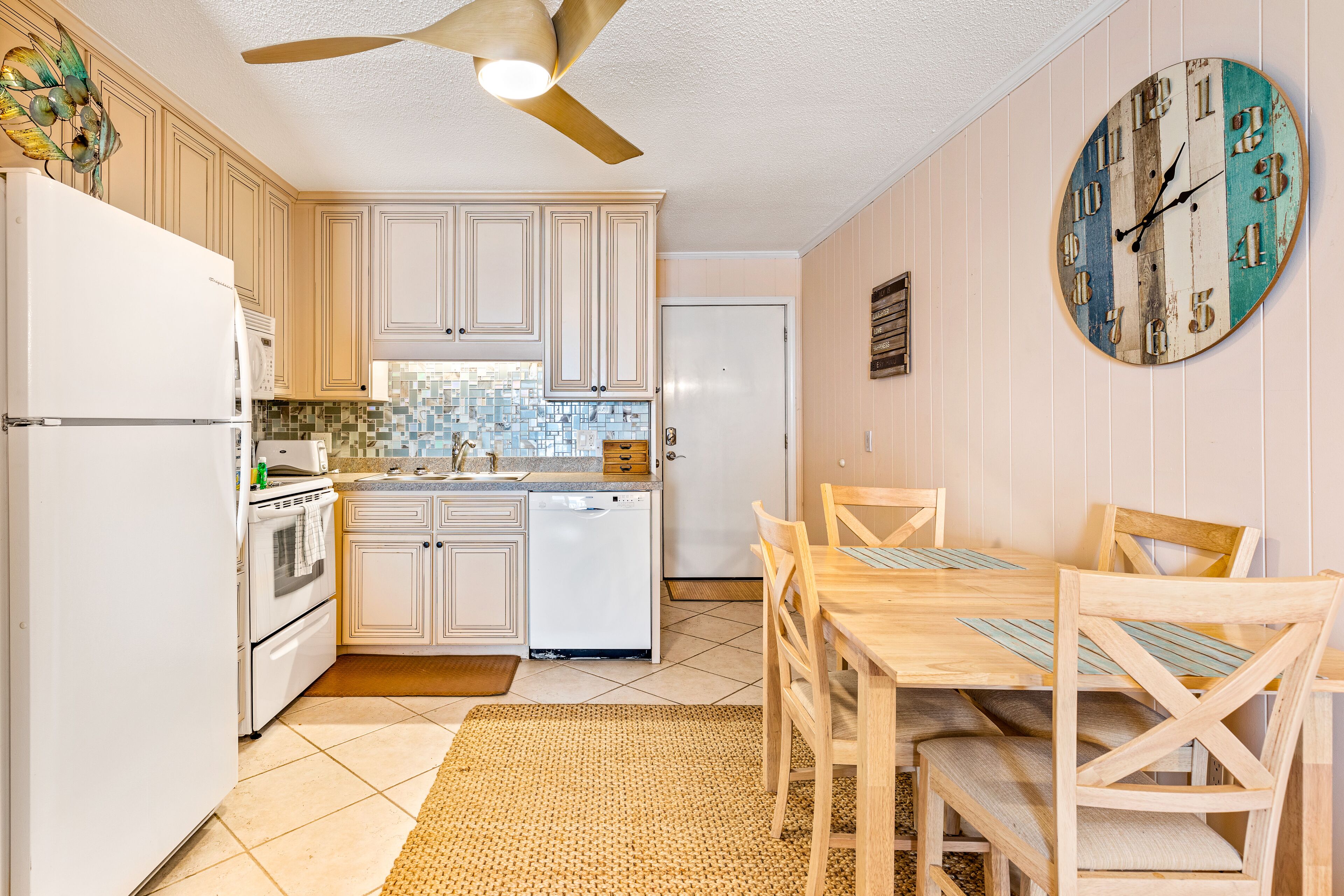 Sunlit, 3rd-floor home with pool access, private balcony & fast WiFi