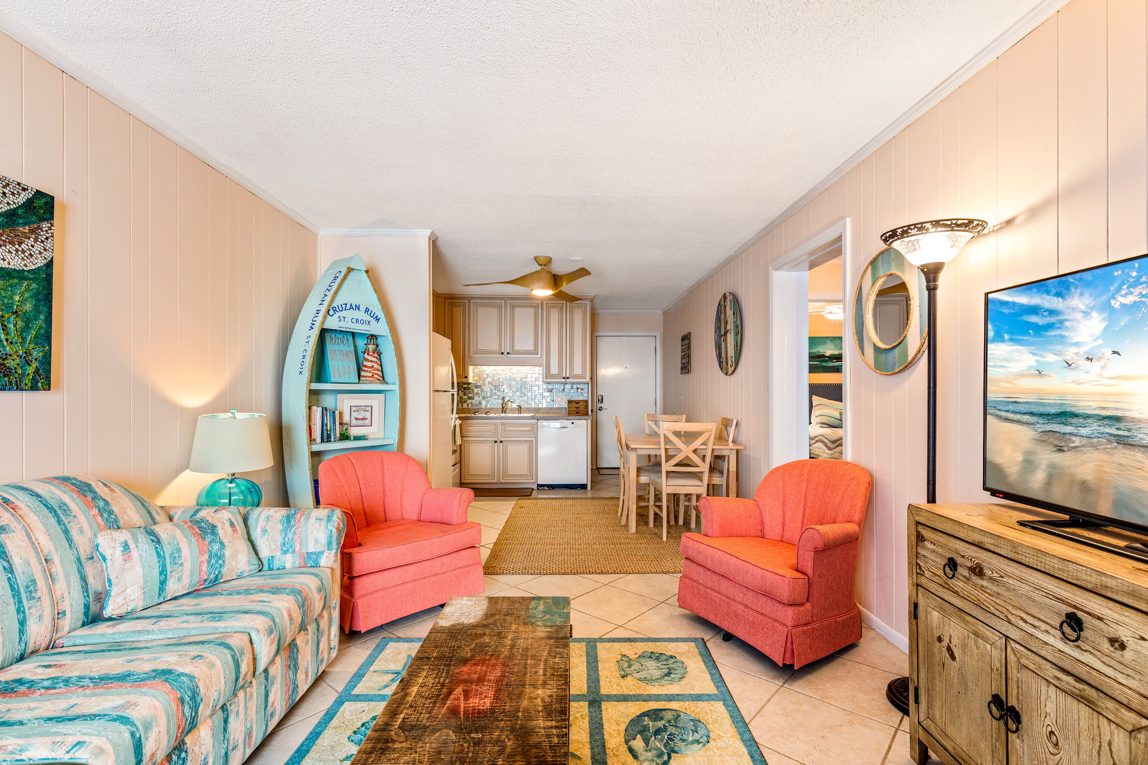 Sunlit, 3rd-floor home with pool access, private balcony & fast WiFi