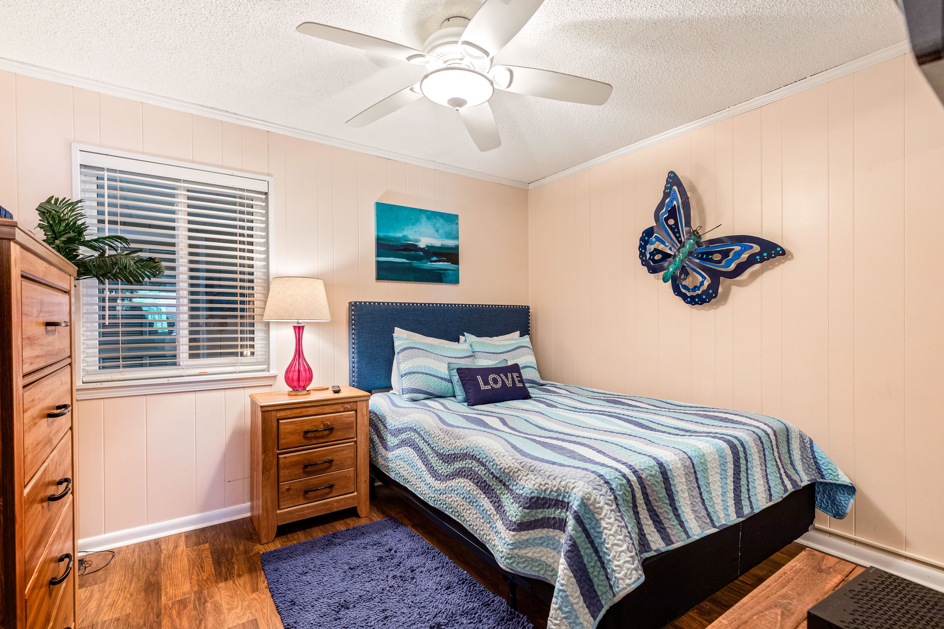 Sunlit, 3rd-floor home with pool access, private balcony & fast WiFi